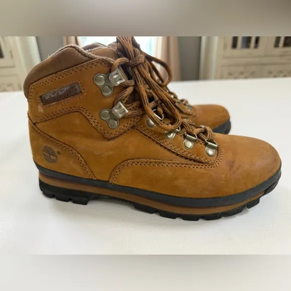 Timberlands women’s 8.5 suede leather brown gently used ankle hiking boots