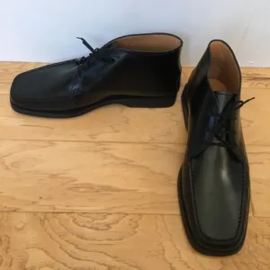 Tod’s Black Leather Lace Up Chukka Boot in 10 1/2 Square Toe Italy Like New