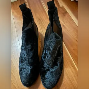 Tom’s Ella ankle boots black Velvet Shoes