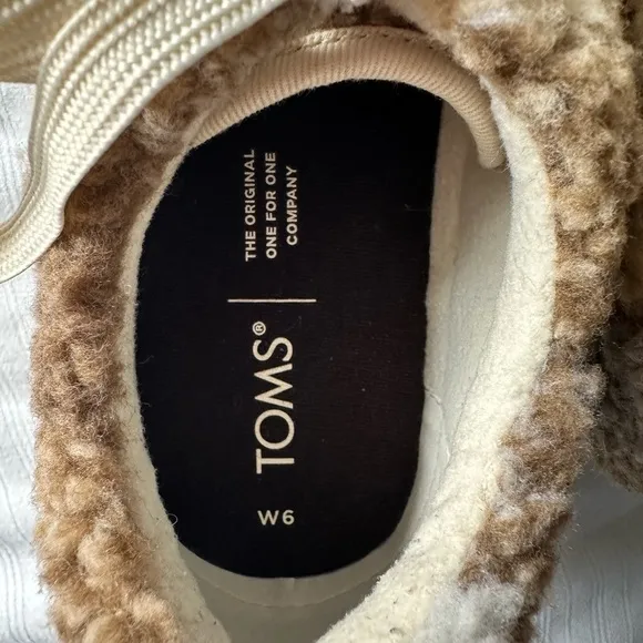 Tom’s Sherpa Lace Up Lug Shoes Platform Sneakers Tan Cream Size 6