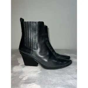 Tory Burch Lila Leather Pointed Toe Heeled Ankle Boots Black 6.5