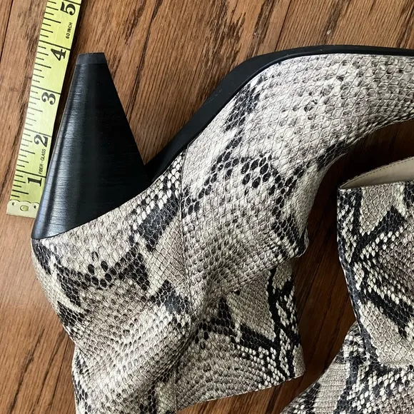 Treasure &amp; Bond Women's Snake Print Ankle Boots, natural leather size 10M