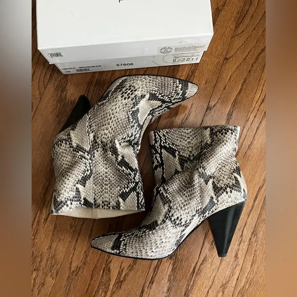 Treasure &amp; Bond Women's Snake Print Ankle Boots, natural leather size 10M