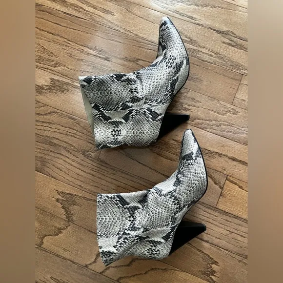 Treasure &amp; Bond Women's Snake Print Ankle Boots, natural leather size 10M