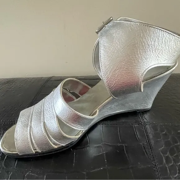 TWO LIPS WEDGED SANDALS