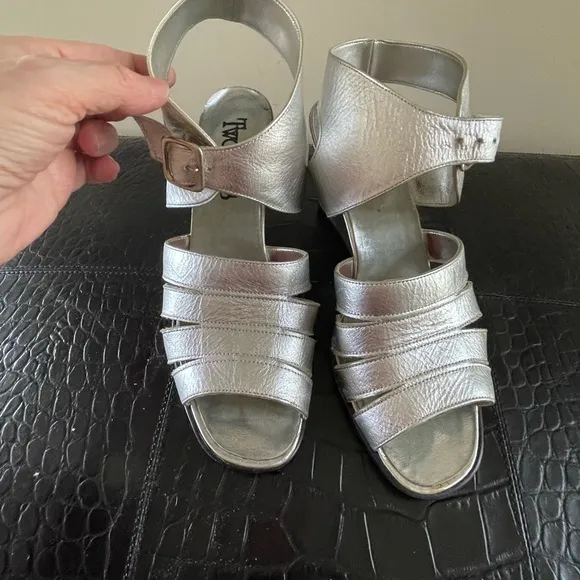TWO LIPS WEDGED SANDALS