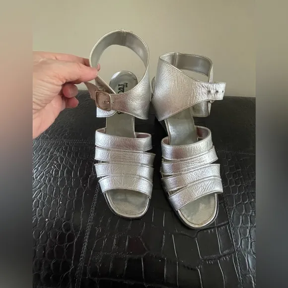 TWO LIPS WEDGED SANDALS