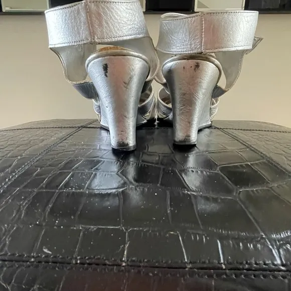 TWO LIPS WEDGED SANDALS