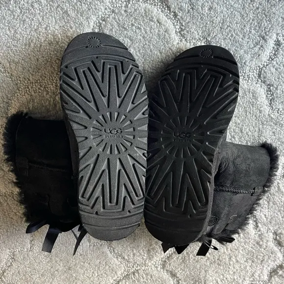 UGG Australia Bailey Bow II Ankle Boots for Women Size 4 Black Soft Fur Suede