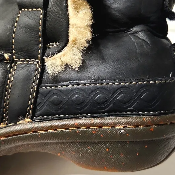 UGG Australia Cove Leather &amp; Sheepskin Black Boots Size 8