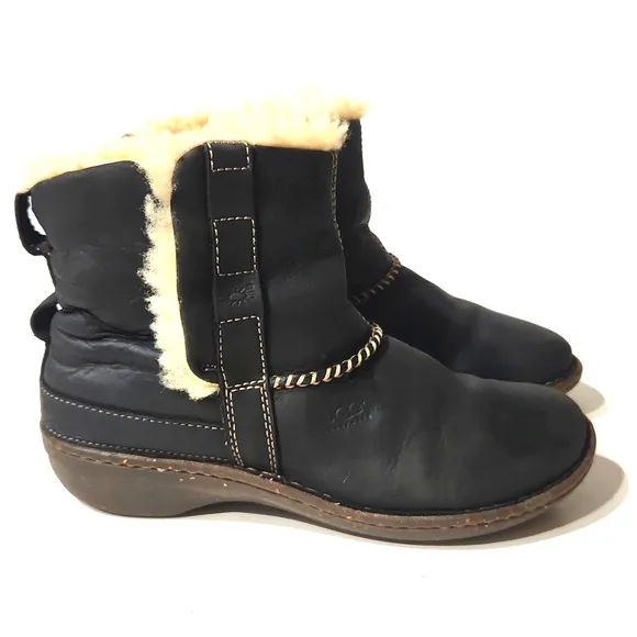 UGG Australia Cove Leather &amp; Sheepskin Black Boots Size 8