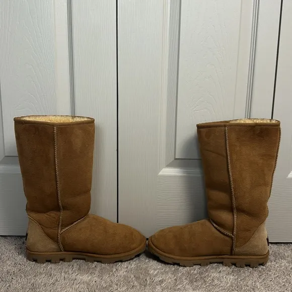 UGG Australia Women’s Classic Tall Boots Brown Suede Sheepskin Wool Size 9