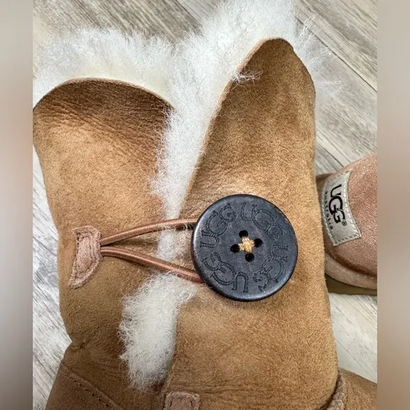UGG Bailey Button Tan Leather Sheepskin Ankle Bootie Boots Size 5