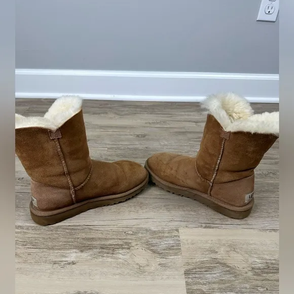UGG Bailey Button Tan Leather Sheepskin Ankle Bootie Boots Size 5