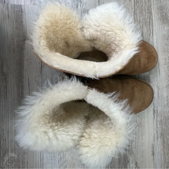 UGG Bailey Button Tan Leather Sheepskin Ankle Bootie Boots Size 5