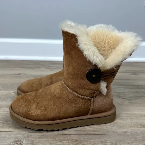 UGG Bailey Button Tan Leather Sheepskin Ankle Bootie Boots Size 5