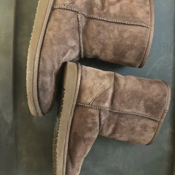 Ugg boots 7 lower quarters brown