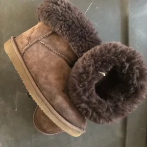 Ugg boots 7 lower quarters brown