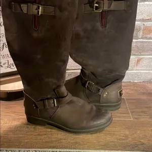 UGG Brown Leather Boots with Buckles and Tall Shaft