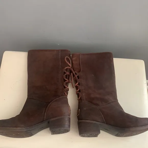 {UGG} Cary Brown Leather Lace Back Boot 5.5