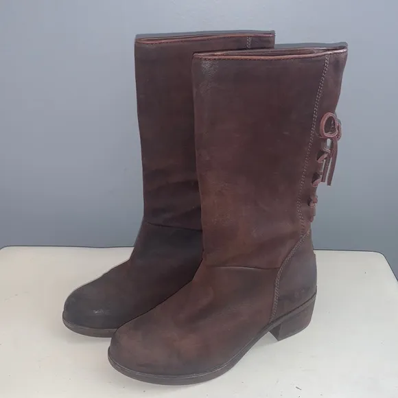 {UGG} Cary Brown Leather Lace Back Boot 5.5
