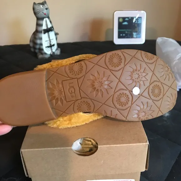 Ugg sandals !!!Firm
