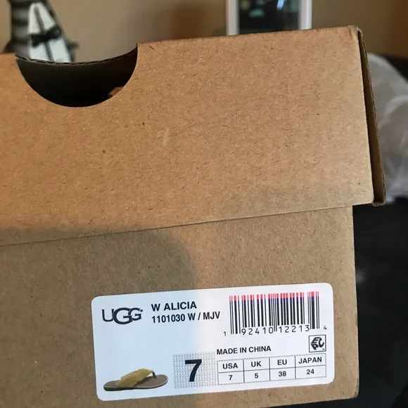 Ugg sandals !!!Firm