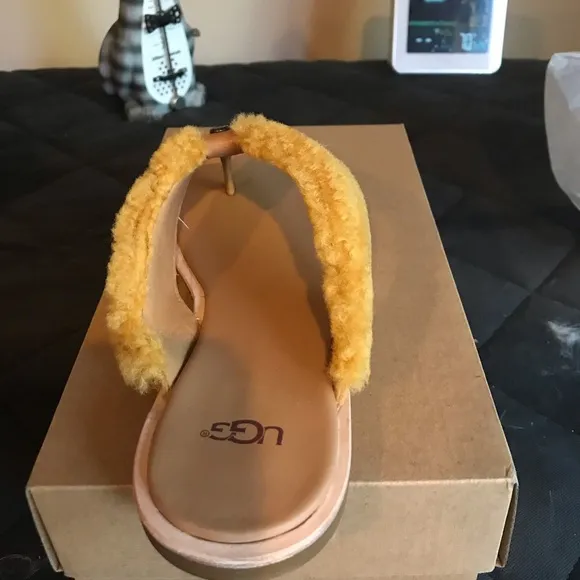 Ugg sandals !!!Firm