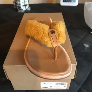 Ugg sandals !!!Firm