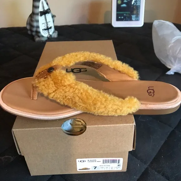 Ugg sandals !!!Firm