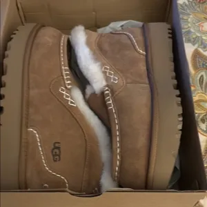 UGG Women Ashley Parc Chestnut Booties/Shoes Size 9 NIB