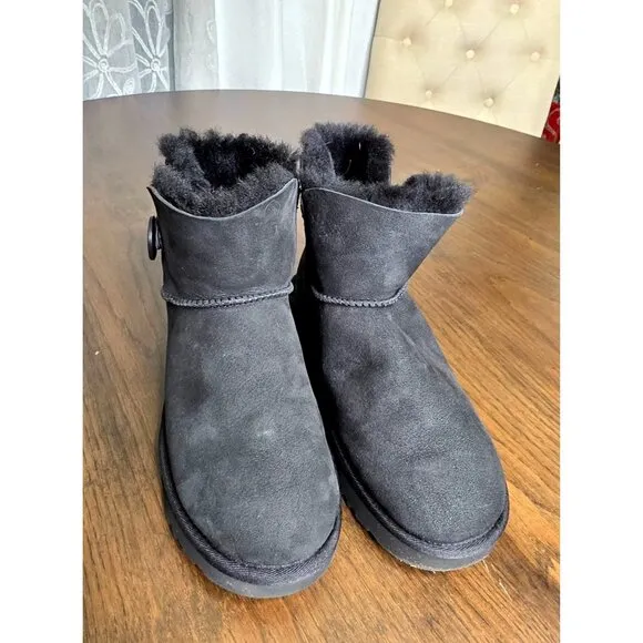 UGG Women's Mini Bailey Button II Boot SN 1016422 size 8