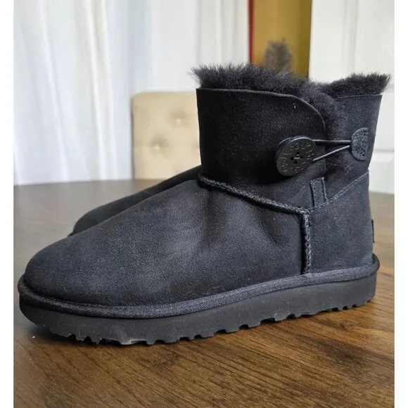 UGG Women's Mini Bailey Button II Boot SN 1016422 size 8
