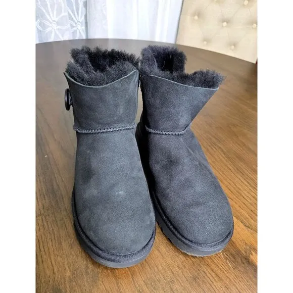 UGG Women's Mini Bailey Button II Boot SN 1016422 size 8