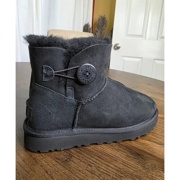 UGG Women's Mini Bailey Button II Boot SN 1016422 size 8