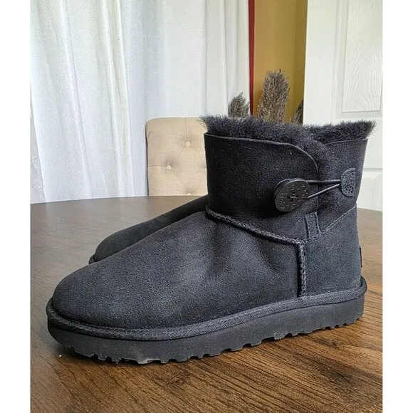 UGG Women's Mini Bailey Button II Boot SN 1016422 size 8