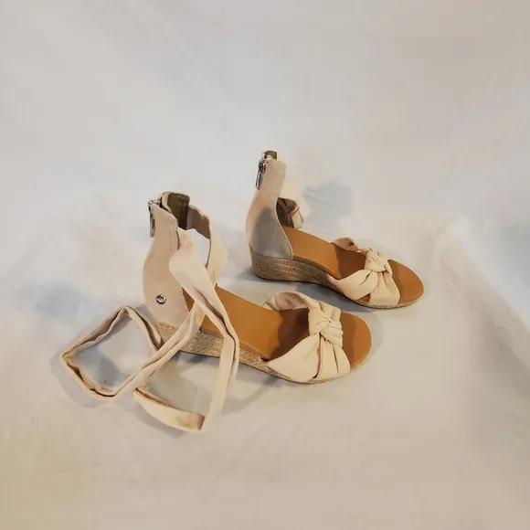 UGG Women's Size 7 YARROW SANDALS BEIGE W/ZIPPER &amp; BOW New without box