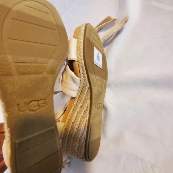 UGG Women's Size 7 YARROW SANDALS BEIGE W/ZIPPER &amp; BOW New without box