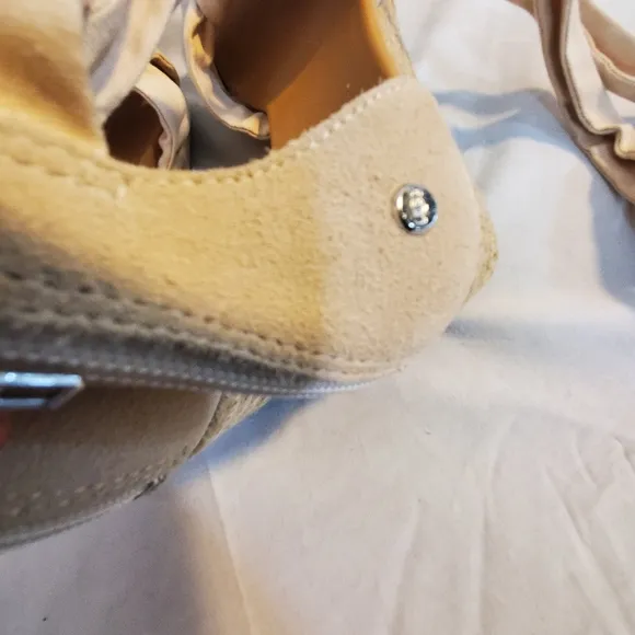 UGG Women's Size 7 YARROW SANDALS BEIGE W/ZIPPER &amp; BOW New without box