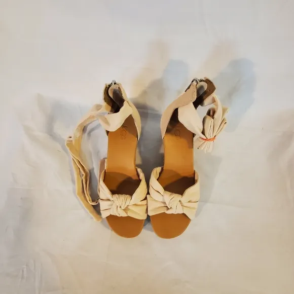 UGG Women's Size 7 YARROW SANDALS BEIGE W/ZIPPER &amp; BOW New without box