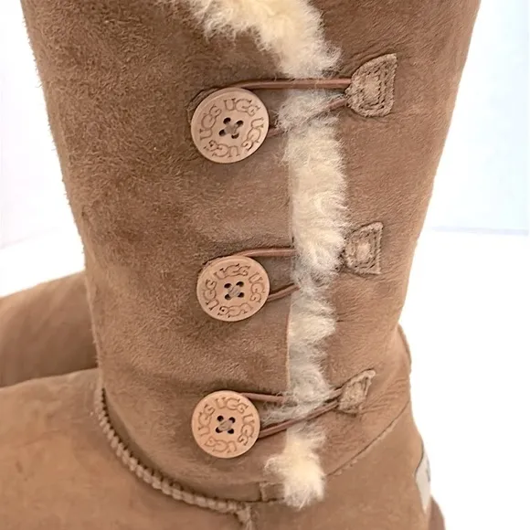 UGGS Bailey Button Tall Boots Chestnut Kids Youth 5 or women’s 7