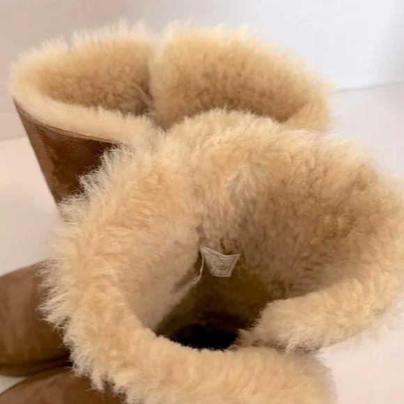 UGGS Bailey Button Tall Boots Chestnut Kids Youth 5 or women’s 7