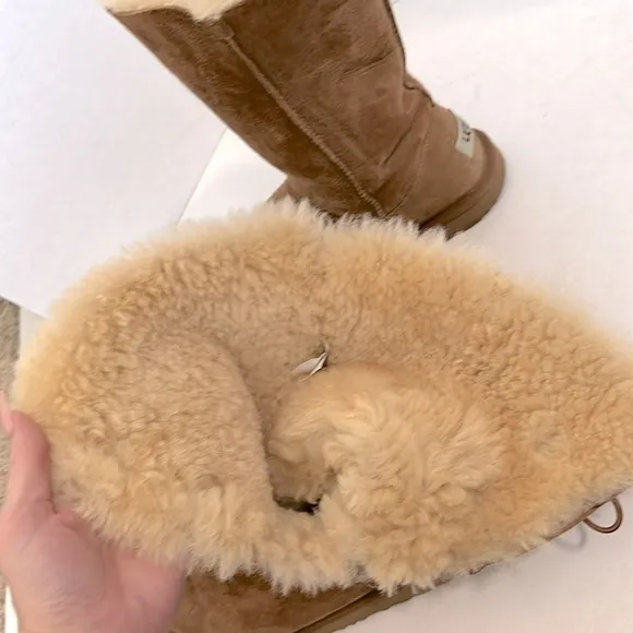 UGGS Bailey Button Tall Boots Chestnut Kids Youth 5 or women’s 7