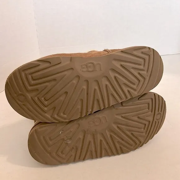 UGGS Bailey Button Tall Boots Chestnut Kids Youth 5 or women’s 7