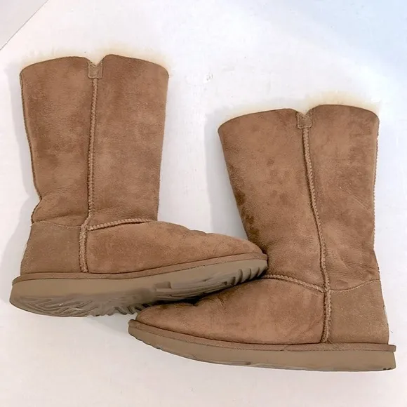 UGGS Bailey Button Tall Boots Chestnut Kids Youth 5 or women’s 7