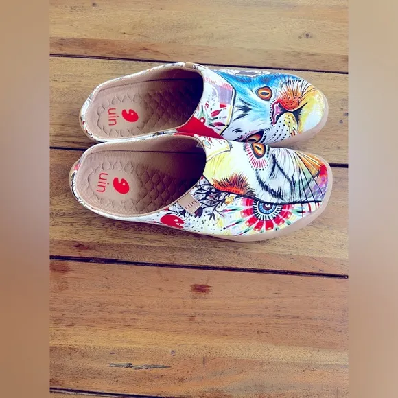 UIN Colorful Cat Print Cheer Up Slip-On Shoes!  Like New! Perfect condition!