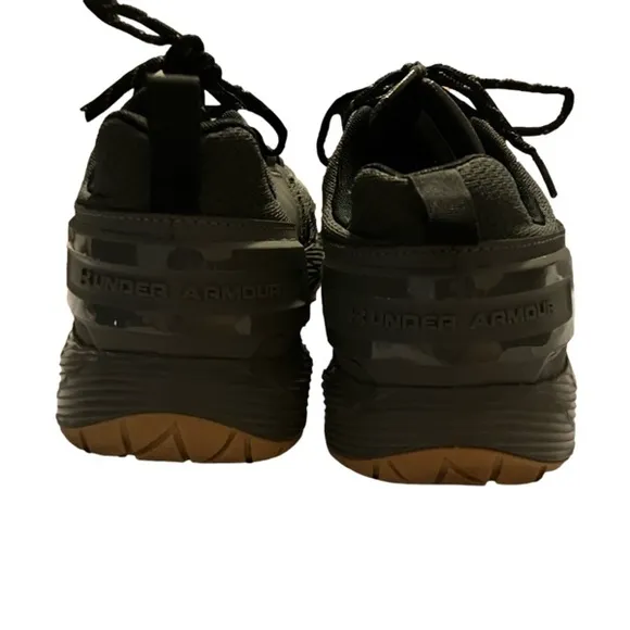 Under armor athletic shoes, great condition , only wore once.