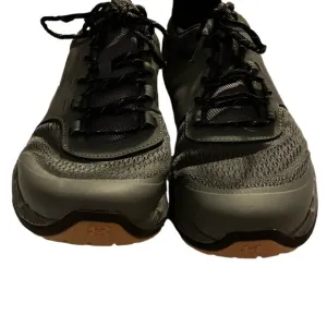 Under armor athletic shoes, great condition , only wore once.