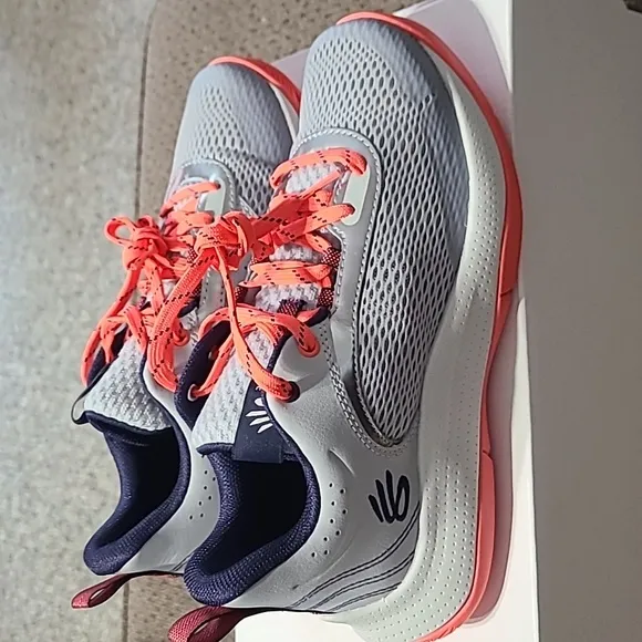 UNDER ARMOUR UNISEX FLORESCENT GRAY ATHLETIC SHOES SIZE 6Y