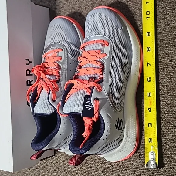 UNDER ARMOUR UNISEX FLORESCENT GRAY ATHLETIC SHOES SIZE 6Y